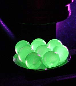 Un gruppo di biglie radioattive sottoposte a luce UV.