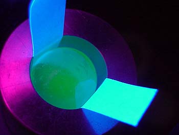 Una biglia inserita nella cella di misurazione, luce UV.