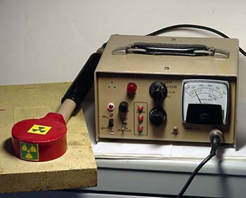 Misurazione di una mattonella di refrattario con sonda pancake Ludlum 44-9.