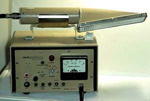 Alarm Ratemeter della Ludlum, mod. 177, con probe scintillatore per il rilievo delle sole radiazioni Alfa, sempre della  Ludlum, mod. 43-5