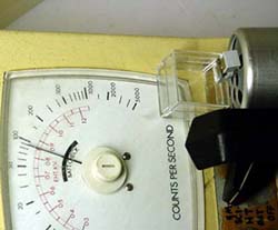 Ratemeter Nuclear Enterprises RM 5/1, probe Geiger Muller GP-200 della Johnson, campione di Americio 241. La scala in rosso  quella della HT (Volt x 1000).