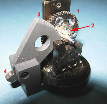 Il blocco completo: l'ingranaggio 1 muove il 2 che ruota la leva 3 che infine con 4 alza/abbassa il tavolo del microscopio.