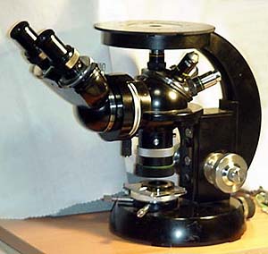 Microscopio Zeiss invertito per metallografia.
