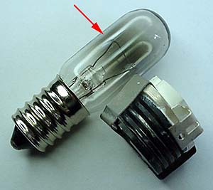 Confronto fra la lampada originale ed il LED. La freccia indica il filamento.