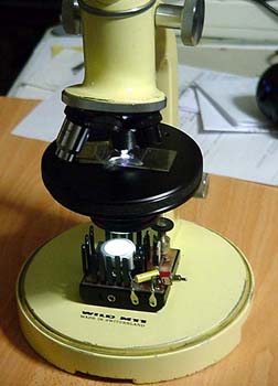 Il microscopio portatile Wild M11 ha la sua nuova sorgente di luce.