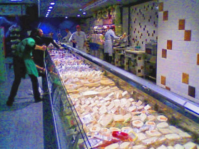 un modernissimo supermercato di San Paolino-Milazzo-reparto salumeria e formaggi