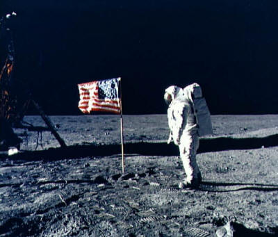 la luna del 20 luglio 1969;io c'ero seppur dietro uno schermo di televisore in b/n!(fonte NASA)