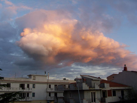 una bella nube di origine industriale su Milazzo il 7 dic 2009 ore 17.00