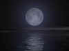 La nostra stupenda luna sul mare di notte