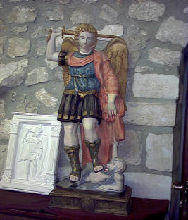 Statuina di San Michele Arcangelo che calpesta il demonio e lo trafigge con la spada.