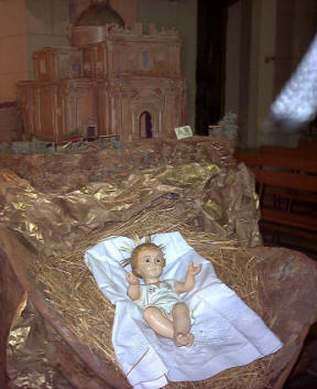 Santo Bambino con sullo sfondo plastico del Duomo Antico.