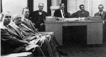 Riunione di membri del Corpo Direttivo: (da sinistra a destra) Lyman Swingle, Sullivan, Grant Suiter, Hugo Reimer, Natan Knorr, Fred Franz e Milton Henshel.