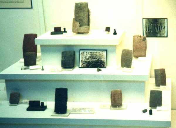 Scrittura assira cuneiforme