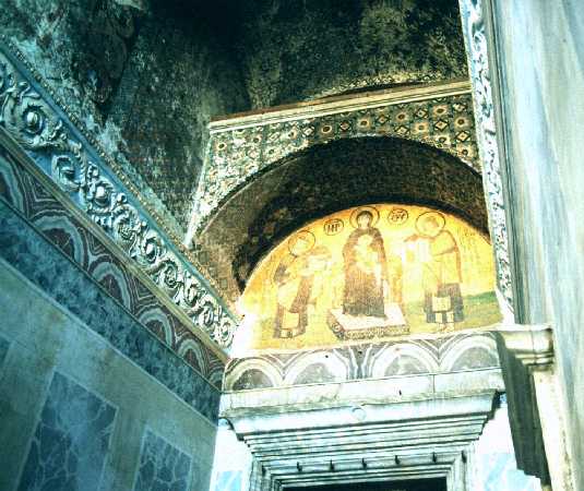 Mosaico con madonna e imperatori