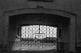 Questo era l'Ingresso del campo di  Dachau. Uno dei primi campi di concentramento da dove gi nel 1934 furono internati i testimoni di Geova