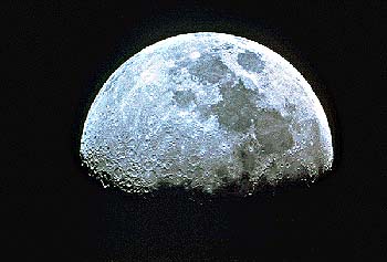 La Luna butterata dai crateri formati dalla caduta di meteore.