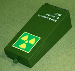 Una scatola di provenienza militare adattata  a contenere minerali radioattivi.