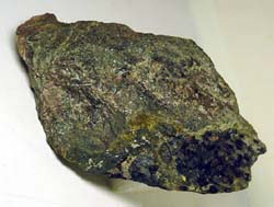 Una bellissimo campione di Pechblenda (107x75x25 mm) dalla miniera di Antonstal, nella Sassonia (Germania).