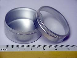 Il contenitore in alluminio e vetro