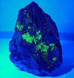 Cristalli di Uranocircite in luce UV.