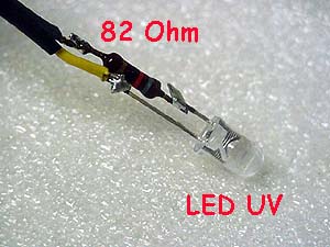 Il LED UV con la resistenza di caduta da 82 Ohm.