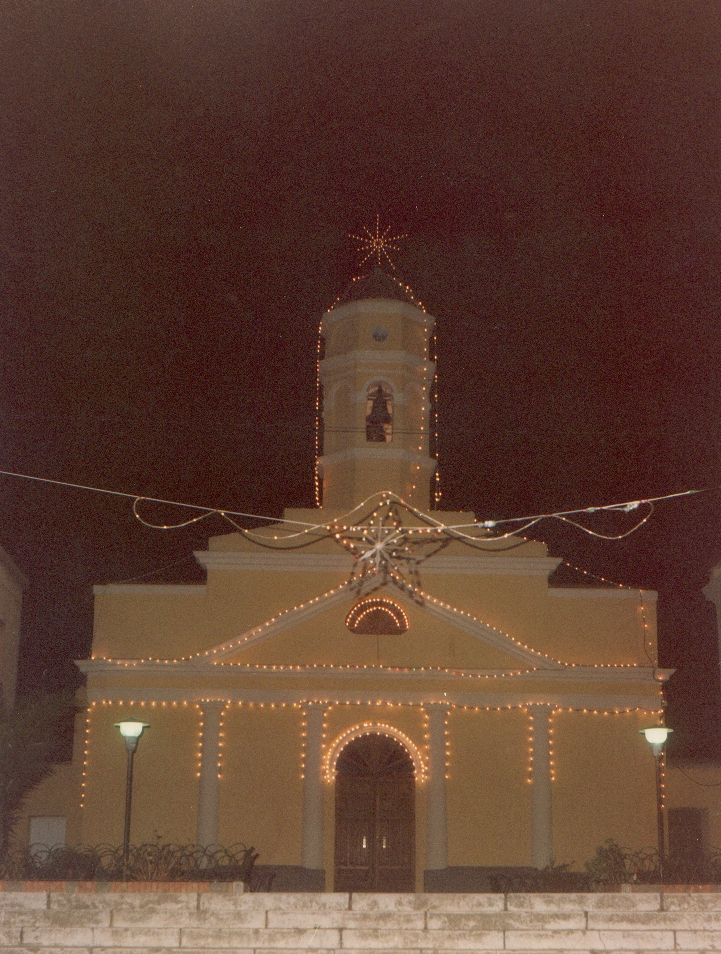 Veduta notturna della facciata della Chiesa addobbata a festa