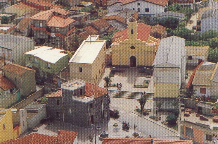 Veduta aerea della piazza di Chiesa prima dei lavori che hanno sostituito la  scalinata