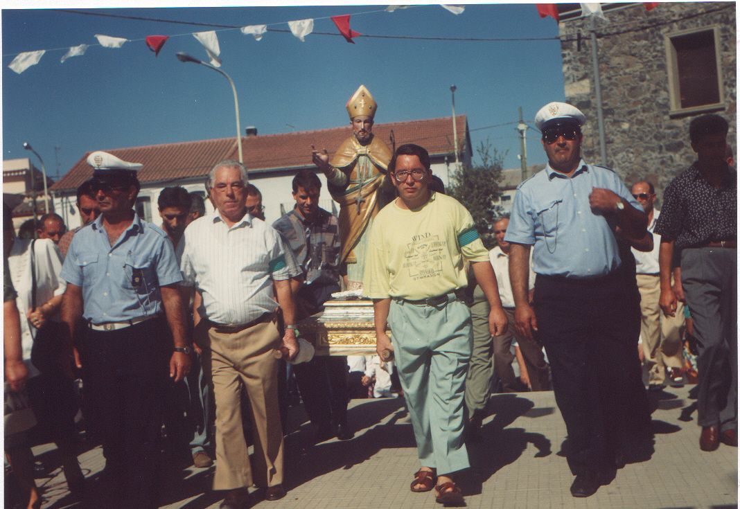 La statua di San Nicolò è portata in processione