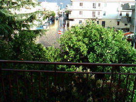 S.Paolino-Milazzo,un pò di pioggia e sùbito 50 cm.di acqua in strada;..è la maledizione del rio Fiumarella che si ripete tante volte all'anno(foto mimmo italiano)
