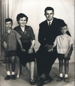 mi familia en 1957-G.Roca (ARG.)-foto Del Pino