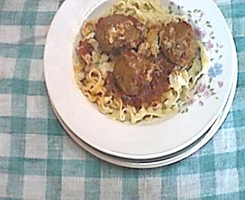pasta con polpette (fideos con polpetas de carne y salsa de tomates )