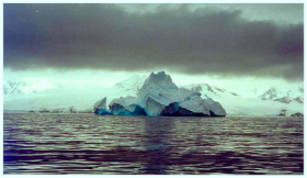iceberg adelante la costa patagonica