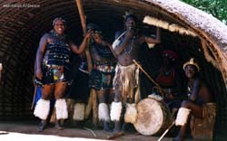 attori zulu nel costume tradizionale