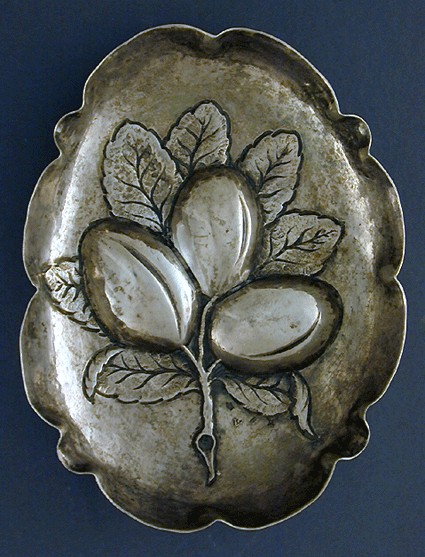 upper face of central embossing sweetmeat dish