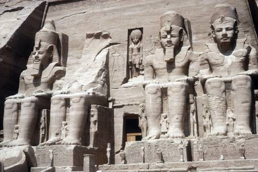 Abu Simbel: le quattro statue.