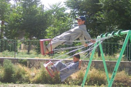 I bambini giocano nel parco