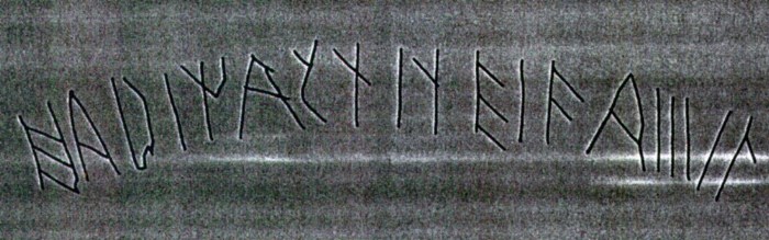 Iscrizione dell'elmo di Negau (Austria), VI sec. a.C. Il testo, in lingua germanica, si legge: "Harigasti teiva hilm", ossia "Harigasti al dio (offre) l'elmo".