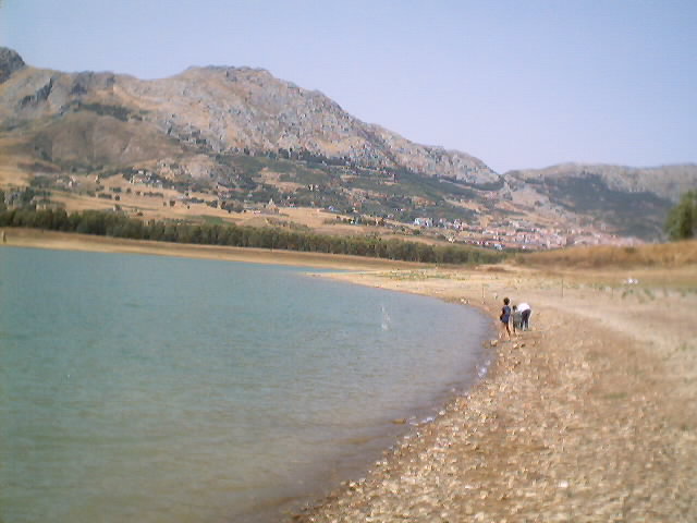 I bambini si divertivano a fare rimbalzare pietre sull'acqua dalla riva.
