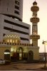 Un minareto di fronte ad un moderno albergo ad Abu Dhabi